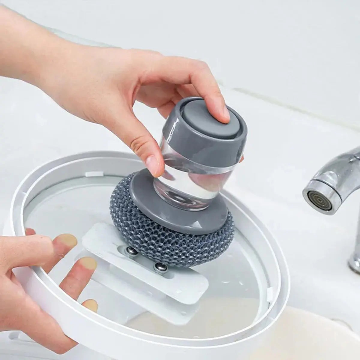 Escova de Limpeza com Dispenser de Detergente para Louças e Panelas de Aço