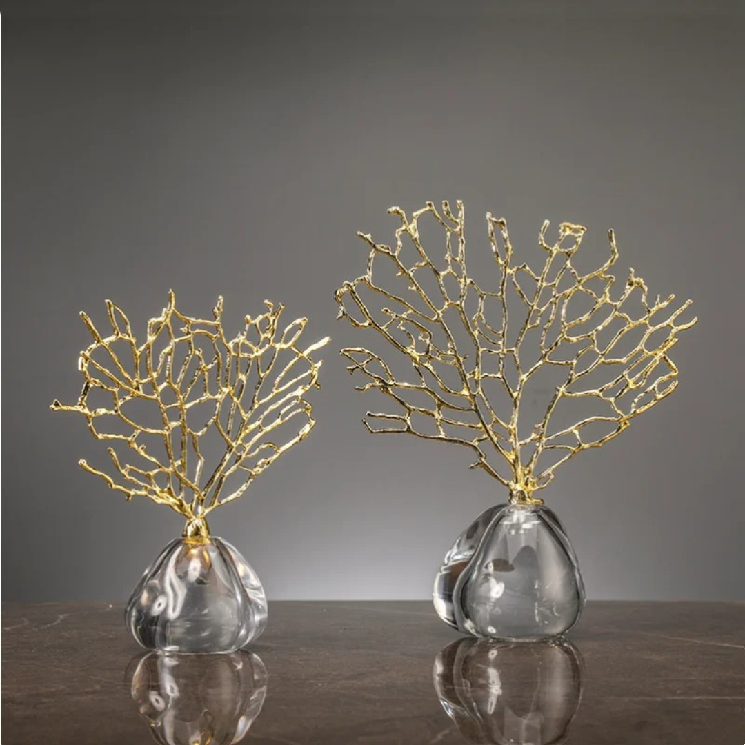 Estatueta Decorativa de Coral Dourado com Base Transparente em Resina